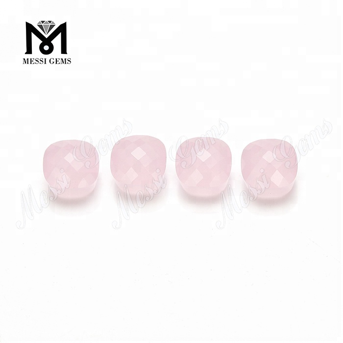 Synthetischer Glasedelstein in Pilzform aus rosa Glasstein